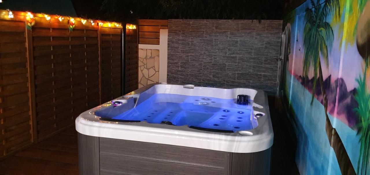 "Chez Claudia "Charmant Logement Avec Jacuzzi Privatif En Toute Intimite Sur Belle Terrasse Exterieure En Bois Et Piscine Courcelles Exterior photo