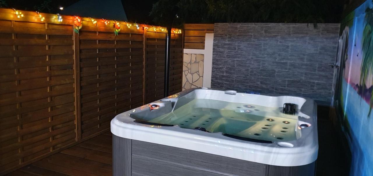 "Chez Claudia "Charmant Logement Avec Jacuzzi Privatif En Toute Intimite Sur Belle Terrasse Exterieure En Bois Et Piscine Courcelles Exterior photo
