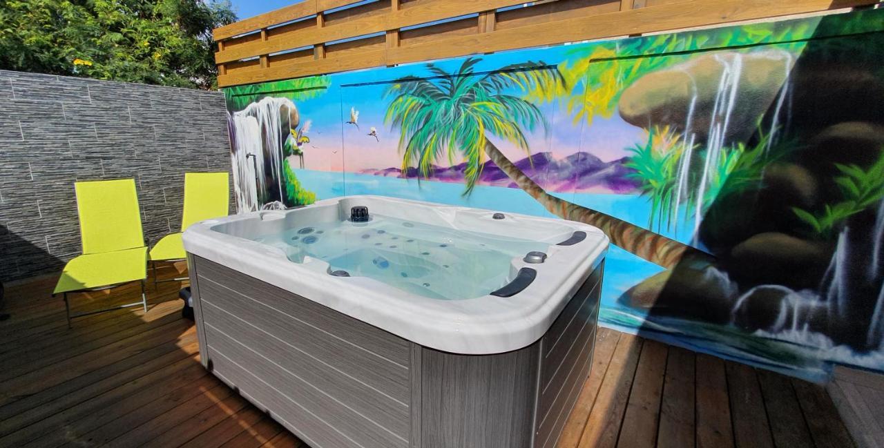 "Chez Claudia "Charmant Logement Avec Jacuzzi Privatif En Toute Intimite Sur Belle Terrasse Exterieure En Bois Et Piscine Courcelles Exterior photo