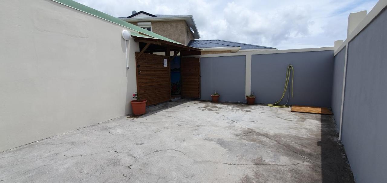 "Chez Claudia "Charmant Logement Avec Jacuzzi Privatif En Toute Intimite Sur Belle Terrasse Exterieure En Bois Et Piscine Courcelles Exterior photo
